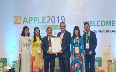 Hiệu trưởng Trường ĐH Nguyễn Tất Thành được vinh danh tại Lễ trao giải Men&life Awards